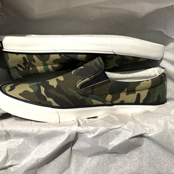 NWOT “The Run” 🥷🏾 Kenneth Cole Slip On ✨ Olive Camouflage 👑 - Picture 1 of 7